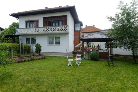 Property building, Day, Garden, Garden, Garden view