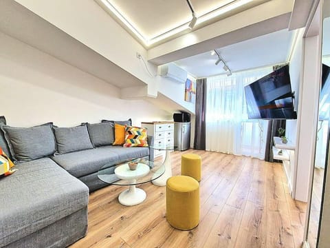 TV and multimedia, Living room, Seating area, Evening entertainment