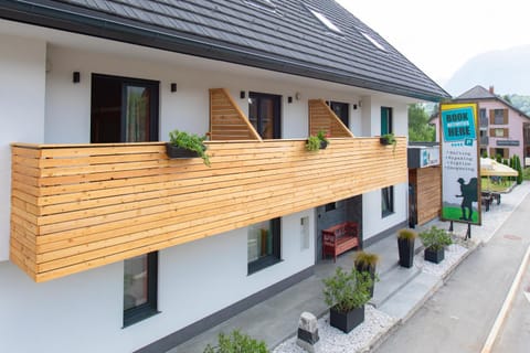 Property building, Facade/entrance, View (from property/room), Balcony/Terrace, Bedroom, Street view, Area and facilities, bunk bed, Parking, internet, internet