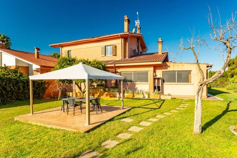 Property building, Natural landscape, Garden, Garden view