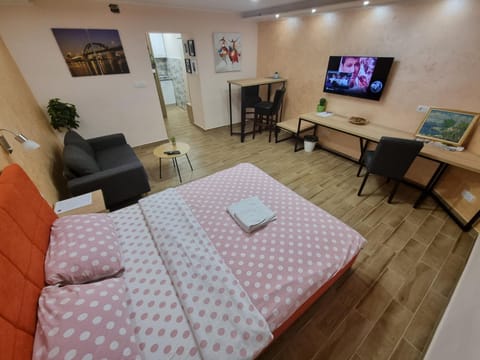 TV and multimedia, Living room, Photo of the whole room, Seating area, Bedroom