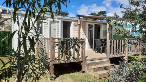 Property building, Spring, Day, Neighbourhood, Garden