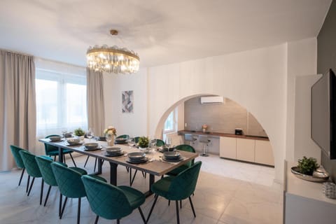 Restaurant/places to eat, Communal lounge/ TV room, Living room, Dining area