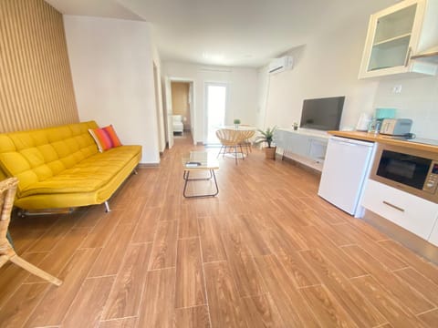 TV and multimedia, Coffee/tea facilities, Kitchen or kitchenette, Living room, Dining area, stove, toaster