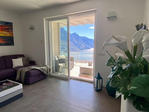 Piccolo paradiso vista lago con piscina privata Apartment in Province of Brescia