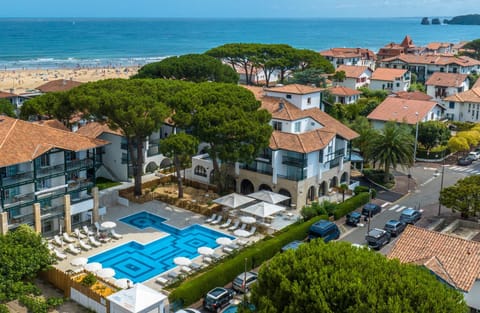 Property building, Nearby landmark, Natural landscape, Bird's eye view, Beach, Swimming pool, Location
