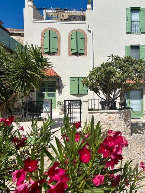 Property building, Day