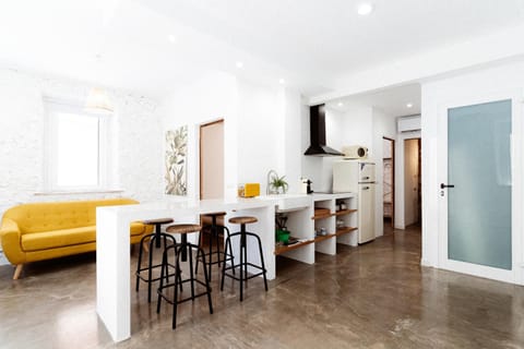 Kitchen or kitchenette, Living room, Seating area, Dining area