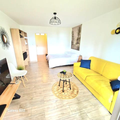 Bed, Seating area