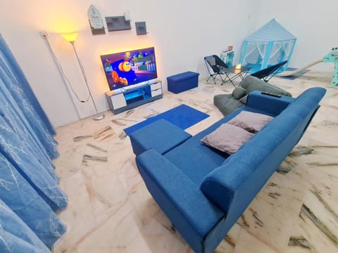 Communal lounge/ TV room, TV and multimedia, Living room, Seating area, Evening entertainment