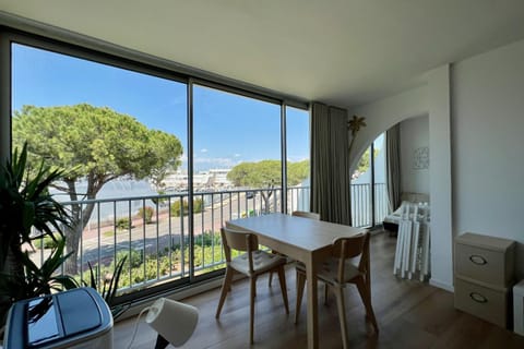 Patio, Day, Natural landscape, View (from property/room), Balcony/Terrace, Living room, Seating area, Dining area