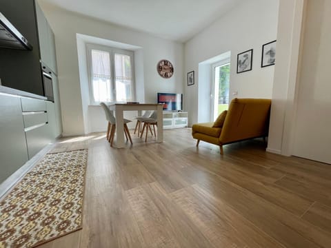 TV and multimedia, Kitchen or kitchenette, Living room