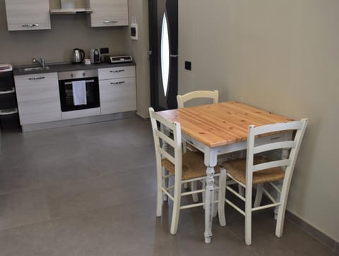 Coffee/tea facilities, Kitchen or kitchenette, Dining area, pet friendly