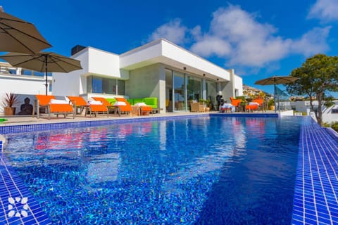 Property building, Day, Pool view, Swimming pool, sunbed