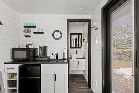 New Wilderness Hideout-Cozy Container Home House in Fredericksburg