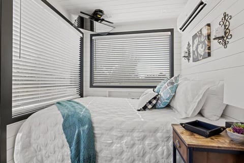 New Wilderness Hideout-Cozy Container Home House in Fredericksburg