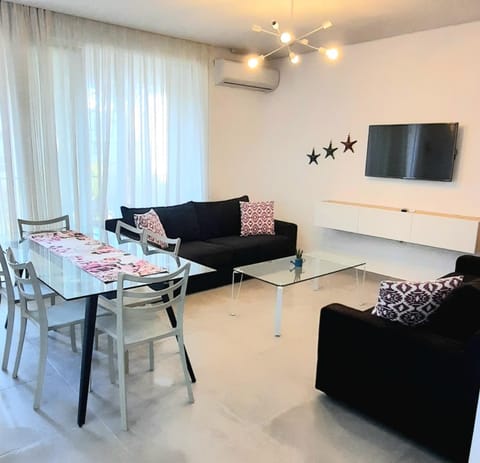 Communal lounge/ TV room, TV and multimedia, Living room, Seating area, Dining area, Evening entertainment, air conditioner