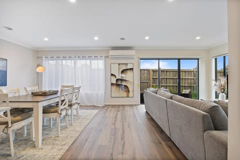 Seating area, Dining area, air conditioner