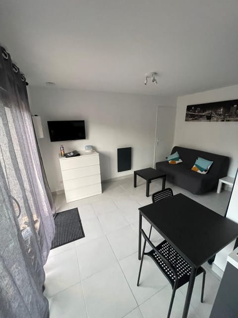 Communal lounge/ TV room, TV and multimedia, Living room, Dining area
