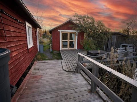 Property building, Facade/entrance, Balcony/Terrace, Seating area, Bedroom