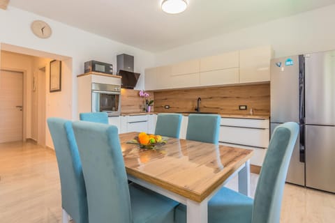 Kitchen or kitchenette, Dining area, stove