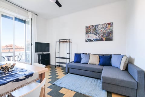 Communal lounge/ TV room, TV and multimedia, Living room, Seating area, Dining area