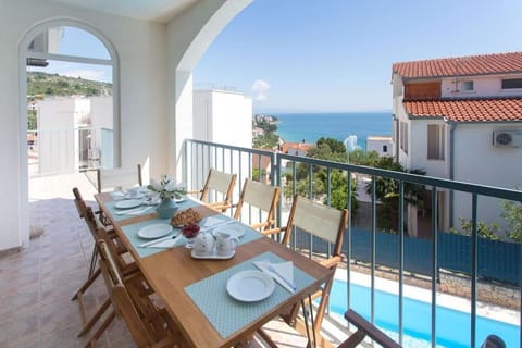 Luxury Villa, 40 sqm heated private pool, gym, Seaview, 200m to beach, 7 bedrooms Villa in Okrug Gornji