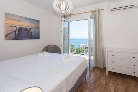 Luxury Villa, 40 sqm heated private pool, gym, Seaview, 200m to beach, 7 bedrooms Villa in Okrug Gornji