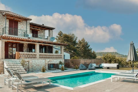 Property building, Patio, Day, Natural landscape, Pool view, Swimming pool, sunbed