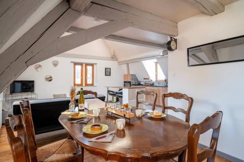 Communal lounge/ TV room, TV and multimedia, Kitchen or kitchenette, Living room, Food and drinks, Seating area, Dining area, Evening entertainment, Food, minibar