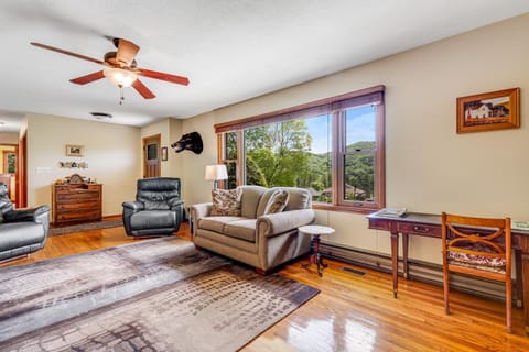 Turnpike Traditional House in Banner Elk