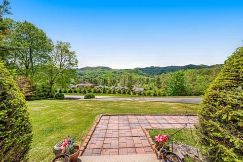 Turnpike Traditional House in Banner Elk