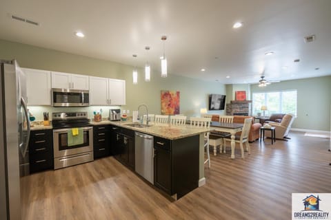 Kitchen or kitchenette, Dining area