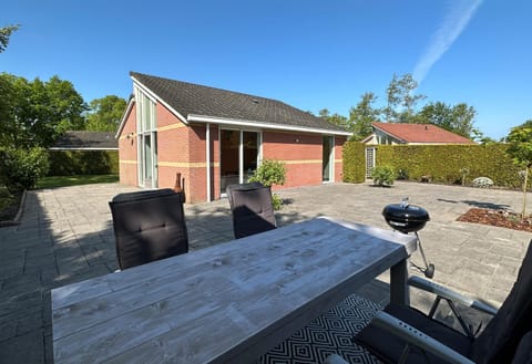 Property building, Patio, Day, Balcony/Terrace, Dining area, Pets, Pets