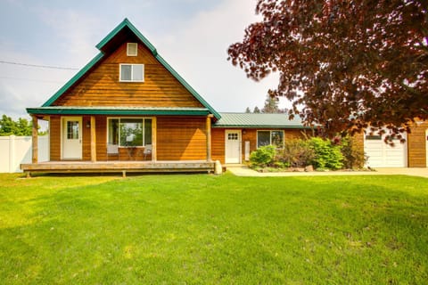 Spirit Lake Home with Fenced Yard 1 Mi to Water! House in Spirit Lake