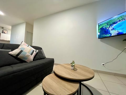 Bed, TV and multimedia, Living room, heating