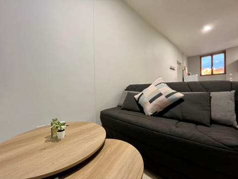 Bed, TV and multimedia, Living room, heating