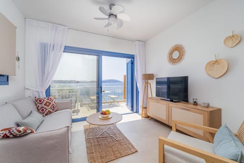 Natural landscape, View (from property/room), Balcony/Terrace, Living room, Seating area, Sea view, fireplace