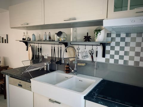 Kitchen or kitchenette, dishwasher, stove