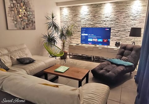 Communal lounge/ TV room, TV and multimedia, Living room, Seating area
