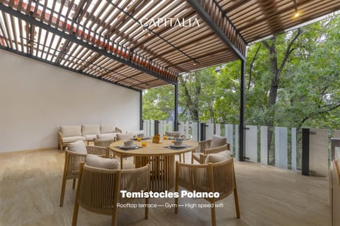 View (from property/room), Balcony/Terrace, Seating area, Dining area, City view, Street view