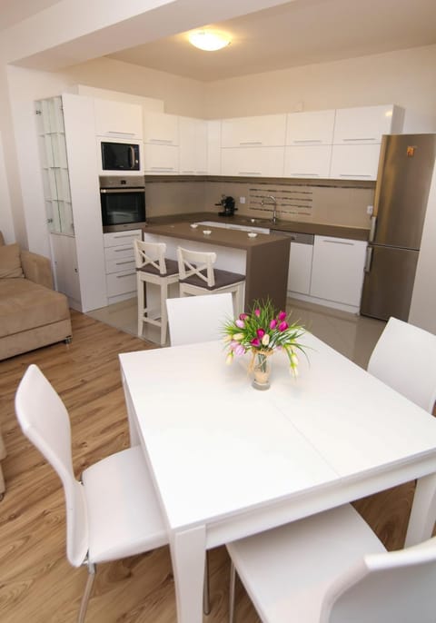 Kitchen or kitchenette, Living room, minibar, pet friendly
