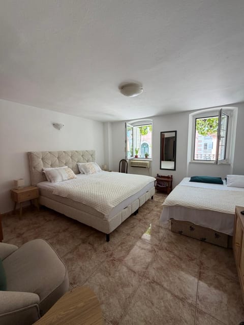 Bed, TV and multimedia, Living room, Photo of the whole room, Seating area, Bedroom