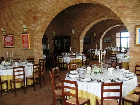 Restaurant/places to eat, Lounge or bar, Banquet/Function facilities
