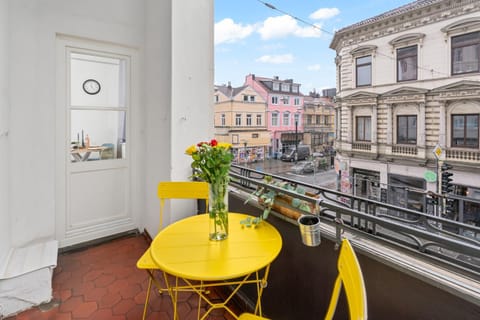 View (from property/room), Balcony/Terrace, City view