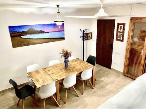 TV and multimedia, Seating area, Dining area, fireplace