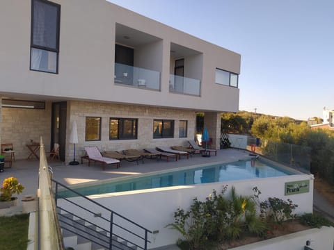 Property building, Day, Swimming pool, sunbed