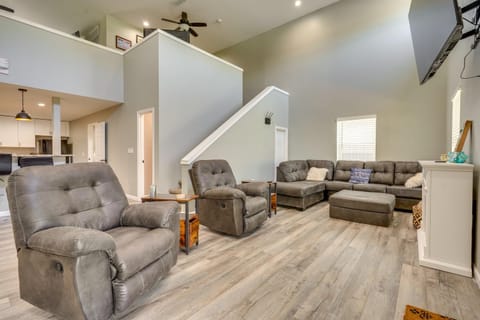 Waterfront Buckeye Lake Vacation Rental with Hot Tub House in Ohio