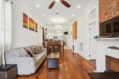 TV and multimedia, Kitchen or kitchenette, Living room, Seating area, Dining area