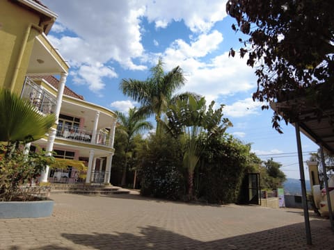 Property building, Day, Neighbourhood, Balcony/Terrace, Street view